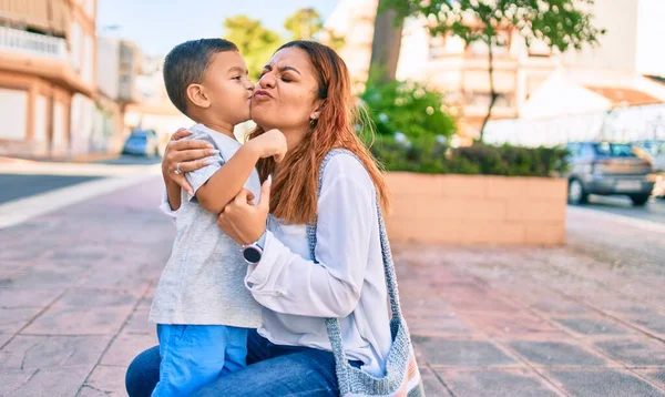 Sevimli Latin Anne Oğlu Gülümsüyor Mutlu Kucaklaşmalar Öpücükler Şehirde — Stok fotoğraf