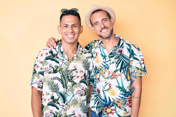 Fiatal Meleg Pár Két Férfi Nyári Kalapban Hawaii Ingben Boldog — Stock Fotó