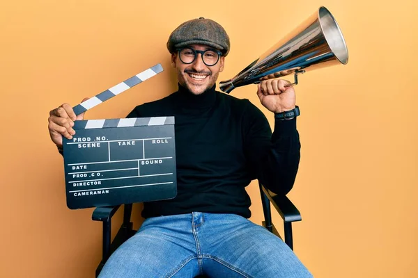 Bello Uomo Con Tatuaggi Che Tengono Video Film Clapboard Più — Foto Stock