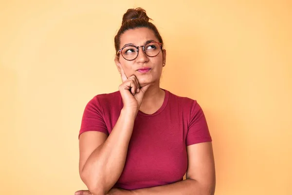 Mujer Hispana Morena Mediana Edad Vistiendo Ropa Casual Gafas Pensando —  Fotos de Stock