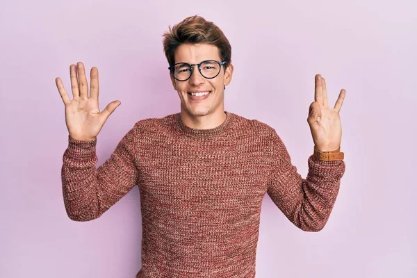 Schöner Kaukasischer Mann Mit Lässigem Pullover Und Brille Der Mit — Stockfoto