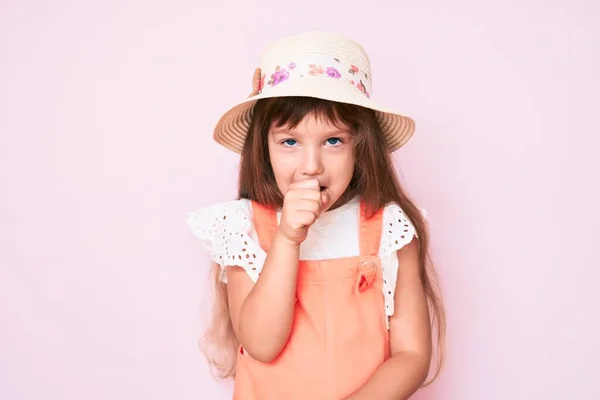 Kleines Kaukasisches Mädchen Mit Langen Haaren Federmütze Und Husten Als — Stockfoto