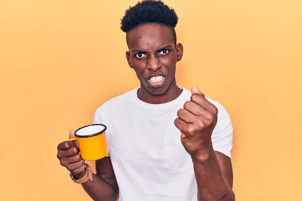 Joven Afroamericano Hombre Sosteniendo Café Molesto Frustrado Gritando Con Ira — Foto de Stock