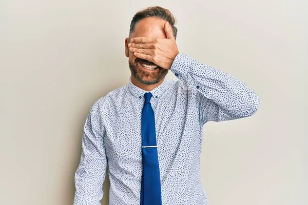 Yakışıklı Orta Yaşlı Gömleği Kravat Takan Gülümseyen Gözlerini Kapayarak Gülen — Stok fotoğraf