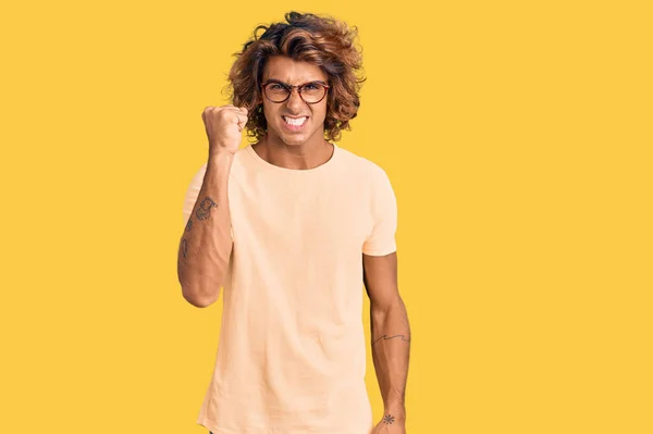 Joven Hispano Vestido Con Ropa Casual Gafas Enojado Loco Levantando — Foto de Stock