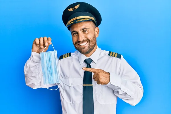 Hombre Guapo Con Barba Llevando Uniforme Piloto Avión Sosteniendo Máscara — Foto de Stock