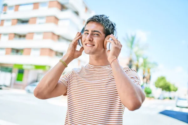 Joven Guapo Caucásico Hombre Sonriendo Feliz Escuchando Música Usando Auriculares —  Fotos de Stock