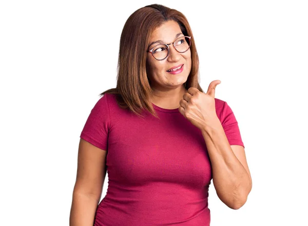 Belle Jeune Femme Avec Des Lunettes Des Lèvres Rouges Isolées — Photo