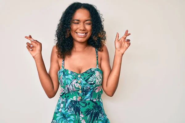 Mladá Afroameričanka Neformálním Oblečení Ukazujíc Prstem Zkříženě Usmála Nadějí Zavřenýma — Stock fotografie