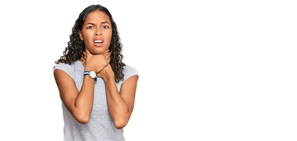 Young African American Girl Wearing Casual Clothes Shouting Suffocate Because — Stock Photo, Image