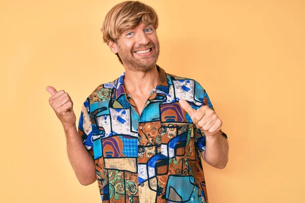 Mladý Blonďatý Muž Letní Košili Ukazuje Zadní Stranu Rukou Palci — Stock fotografie
