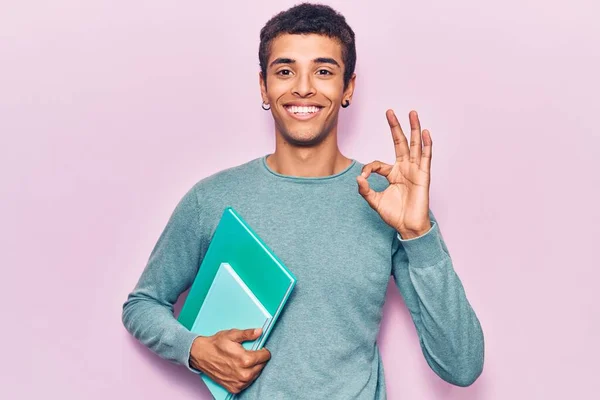 Ung Afrikansk Amercian Man Håller Bok Gör Tecken Med Fingrar — Stockfoto