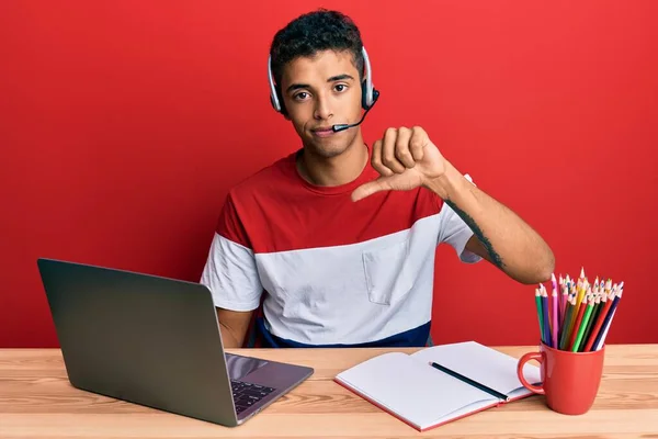 Jovem Afro Americano Bonito Trabalhando Escritório Usando Fone Ouvido Operador — Fotografia de Stock