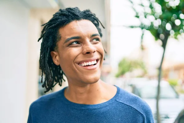 Молодий Афроамериканець Усміхаючись Дивиться Боку Вулицю — стокове фото