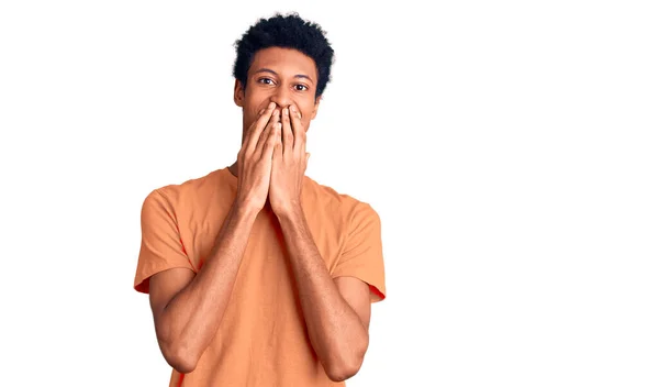 Ung Afrikansk Amerikan Man Bär Casual Kläder Skrattar Och Generad — Stockfoto