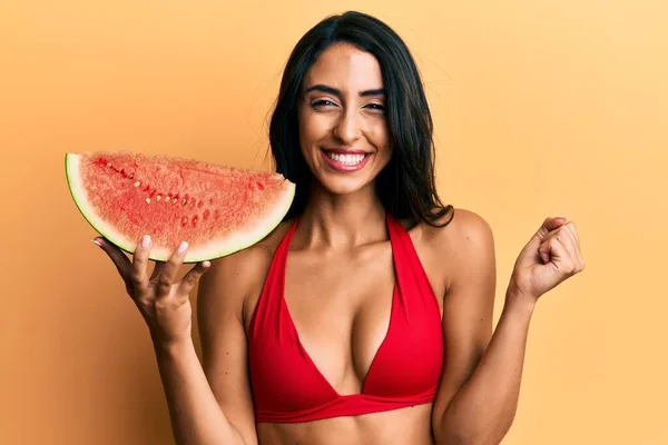 Schöne Hispanische Frau Bikini Isst Wassermelone Schreit Stolz Feiert Sieg — Stockfoto