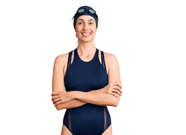 Jonge Mooie Spaanse Vrouw Draagt Zwemkleding Een Zwembril Vrolijk Gezicht — Stockfoto
