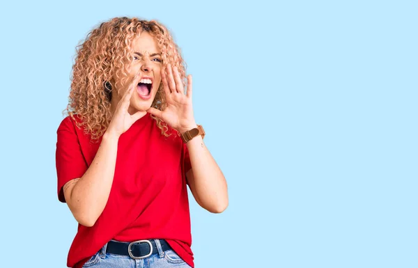 Jovem Loira Com Cabelo Encaracolado Vestindo Camiseta Vermelha Casual Gritando — Fotografia de Stock