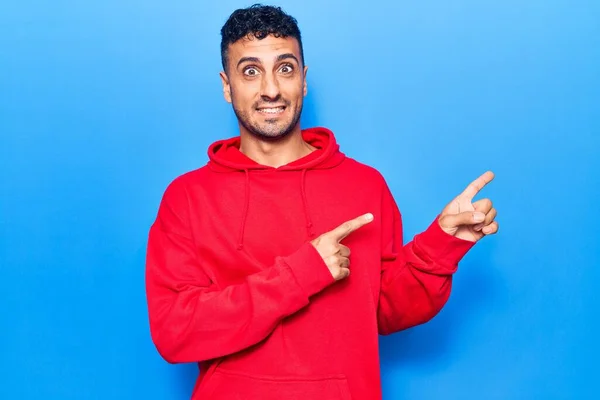 Jovem Hispânico Vestindo Roupas Casuais Sorrindo Olhando Para Câmera Apontando — Fotografia de Stock