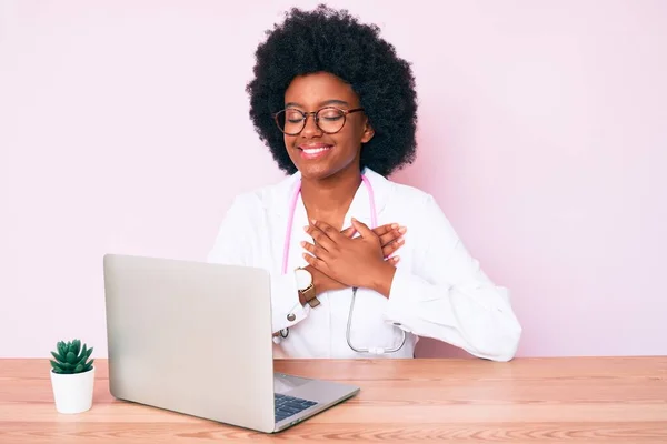 Mujer Afroamericana Joven Que Usa Estetoscopio Médico Trabajando Con Computadora —  Fotos de Stock