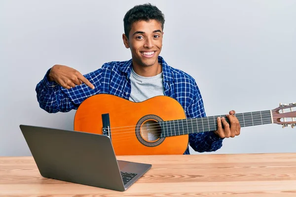 Joven Guapo Afroamericano Hombre Aprendiendo Guitarra Clásica Tutorial Línea Sonriendo —  Fotos de Stock