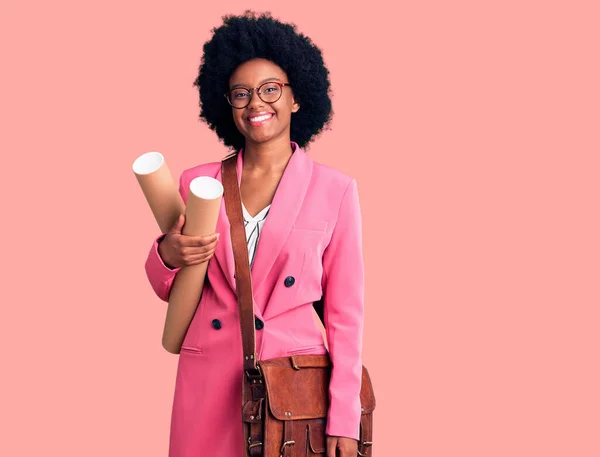 Mladá Africká Americká Žena Držící Architekt Plány Vypadají Pozitivně Šťastně — Stock fotografie