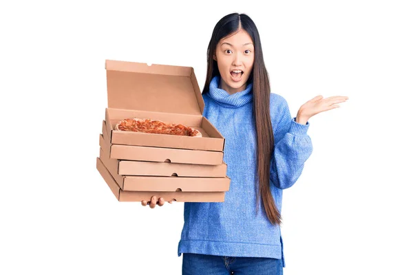 Jovem Mulher Chinesa Bonita Segurando Caixas Papelão Pizza Italiana Celebrando — Fotografia de Stock