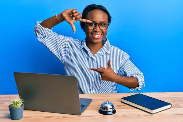 Jovem Africana Trabalhando Recepção Hotel Usando Laptop Sorrindo Fazendo Moldura — Fotografia de Stock