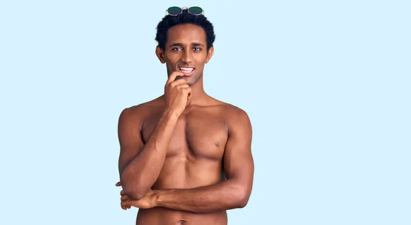 Afrikanischer Gutaussehender Mann Mit Badeanzug Und Sonnenbrille Der Selbstbewusst Die — Stockfoto