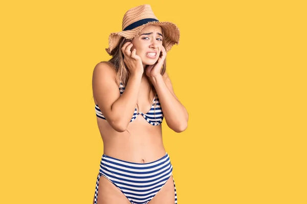 Giovane Bella Donna Bionda Che Indossa Bikini Cappello Che Copre — Foto Stock