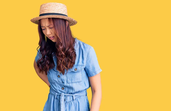 Jong Mooi Chinees Meisje Dragen Zomer Hoed Lijden Van Rugpijn — Stockfoto