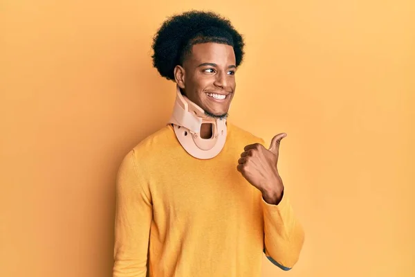 Africano Americano Com Cabelo Afro Vestindo Colar Cervical Pescoço Sorrindo — Fotografia de Stock