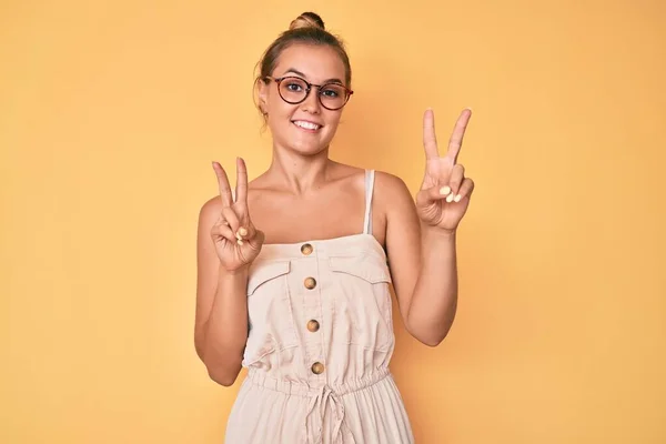 Hermosa Mujer Caucásica Vistiendo Vestido Verano Sonriendo Mirando Cámara Mostrando — Foto de Stock