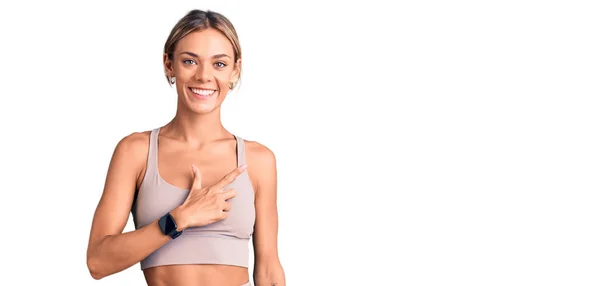 Beautiful Caucasian Woman Wearing Sportswear Cheerful Smile Face Pointing Hand — Stock Photo, Image