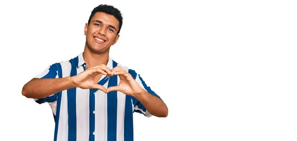 Homem Árabe Jovem Vestindo Roupas Casuais Sorrindo Amor Fazendo Forma — Fotografia de Stock