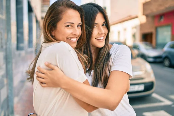 Belle Mère Hispanique Fille Souriant Heureux Debout Ville — Photo