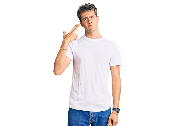 Jovem Homem Bonito Vestindo Casual Branco Tshirt Tiro Matar Apontando — Fotografia de Stock