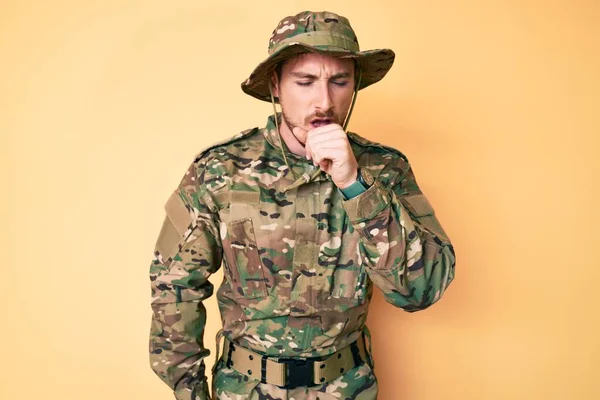 Jeune Homme Caucasien Portant Uniforme Camouflage Armée Sentant Mal Toussant — Photo
