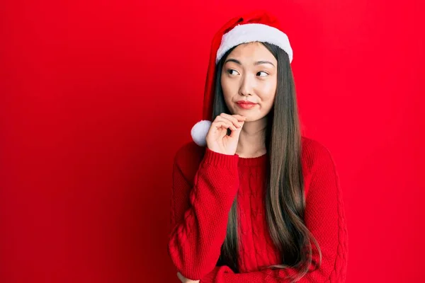 Jonge Chinese Vrouw Draagt Kerst Hoed Denken Geconcentreerd Twijfel Met — Stockfoto