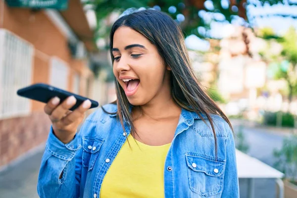 Νεαρή Λατίνα Γυναίκα Χαμογελά Ευτυχισμένη Στέλνοντας Ηχητικό Μήνυμα Χρησιμοποιώντας Smartphone — Φωτογραφία Αρχείου