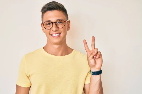 Joven Niño Hispano Con Ropa Casual Gafas Sonriendo Con Cara — Foto de Stock