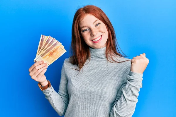 Jovencita Pelirroja Sosteniendo 500 Billetes Noruegos Gritando Orgullosa Celebrando Victoria — Foto de Stock