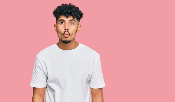 Fiatal Arab Férfi Alkalmi Fehér Pólót Visel Halfejet Vágva Ajkakkal — Stock Fotó
