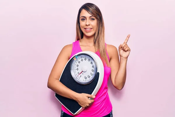 Joven Hermosa Mujer Sosteniendo Máquina Pesaje Sonriendo Feliz Señalando Con —  Fotos de Stock