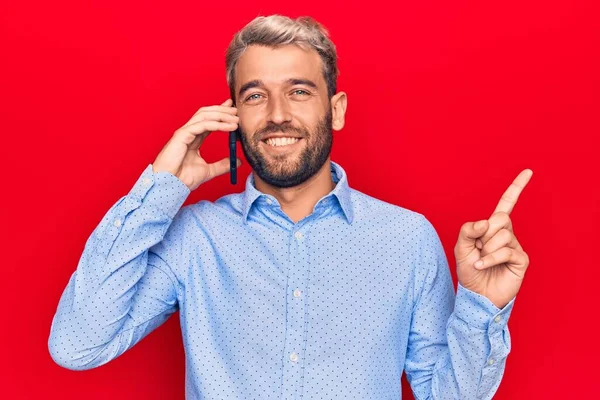 Jovem Homem Loiro Bonito Com Barba Conversando Smartphone Sorrindo Feliz — Fotografia de Stock