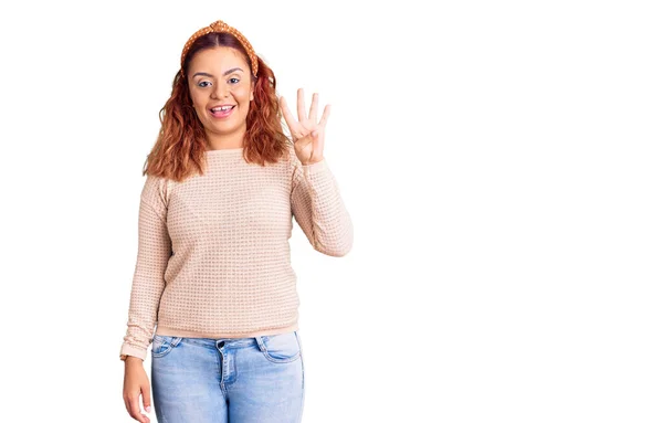 Mujer Latina Joven Usando Ropa Casual Diadema Mostrando Apuntando Hacia —  Fotos de Stock