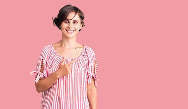 Beautiful Young Woman Short Hair Wearing Casual Summer Clothes Cheerful — Stock Photo, Image