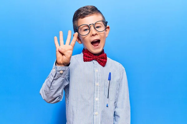 Ragazzo Biondo Carino Con Papillon Nerd Occhiali Che Mostrano Puntano — Foto Stock