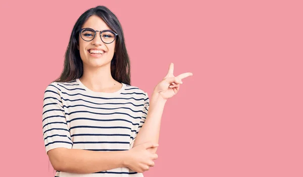 Menina Adolescente Morena Vestindo Roupas Casuais Óculos Sorrindo Com Rosto — Fotografia de Stock