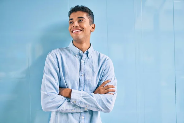 Joven Latino Sonriendo Feliz Apoyado Pared Ciudad —  Fotos de Stock